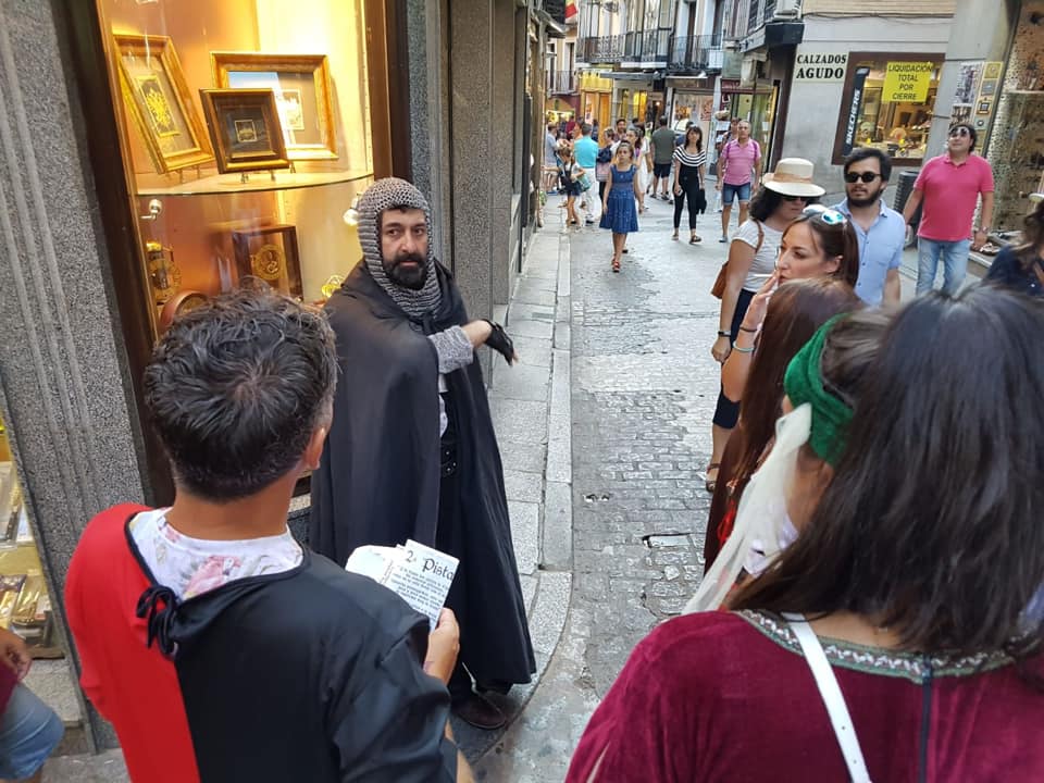 Grupo disfrazado de princesas y caballeros en la gymkhana medieval de Toledo