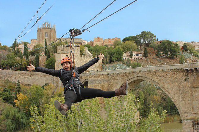 Salto en la tirolina urbana de Toledo desde el Puente de San Martín